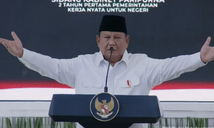 Presiden Prabowo Subianto menyampaikan pidato di podium pada Sidang Kabinet Paripurna