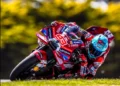 Marc Marquez mengendarai motor Ducati Lenovo bernomor 93 saat menikung di lintasan balap.