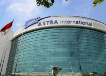 Bagian depan gedung berlogo Astra International dengan bendera Indonesia