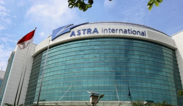 Bagian depan gedung berlogo Astra International dengan bendera Indonesia