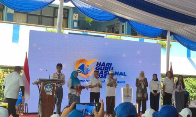 Sejumlah peserta menghadiri acara peluncuran Bulan Guru Nasional 2026 di panggung dengan layar Hari Guru Nasional