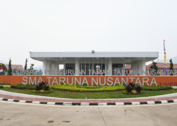 Gerbang masuk SMA Taruna Nusantara Kampus Cimahi dengan papan nama sekolah dan bangunan utama
