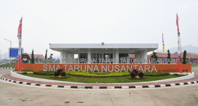 Gerbang masuk SMA Taruna Nusantara Kampus Cimahi dengan papan nama sekolah dan bangunan utama