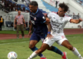 Pemain Arema FC berseragam biru gelap dan Bali United berseragam putih berduel memperebutkan bola