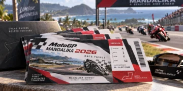 Ilustrasi AI beberapa tiket MotoGP Mandalika 2026 dengan desain merah hitam di depan latar Sirkuit Mandalika