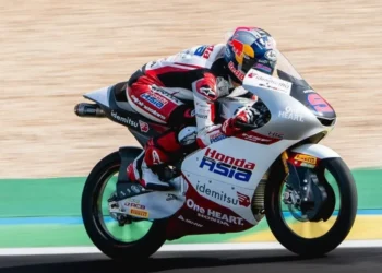 Veda Ega Pratama menunggangi motor Honda Team Asia bernomor 9 di lintasan balap