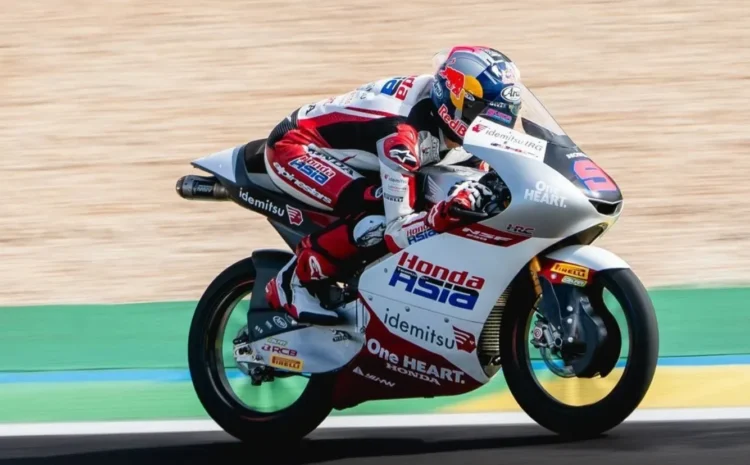 Veda Ega Pratama menunggangi motor Honda Team Asia bernomor 9 di lintasan balap