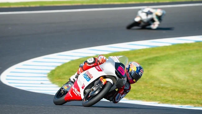 Pembalap Honda Team Asia bernomor 9 melaju melewati tikungan lintasan