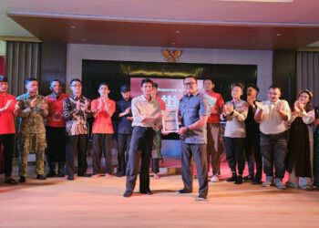 Foto bersama Kalapas Cilegon, Wahyu bersama Progresif Indonesia dalam Penampilan Teater Wargabinaan (sumber: Humas Lapas Cilegon)