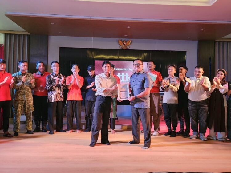 Foto bersama Kalapas Cilegon, Wahyu bersama Progresif Indonesia dalam Penampilan Teater Wargabinaan (sumber: Humas Lapas Cilegon)