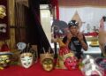 Perajin topeng tradisional Sanggar Warnowaskito di Desa Diro, Pendowoharjo, Kabupaten Bantul, Ki Supono