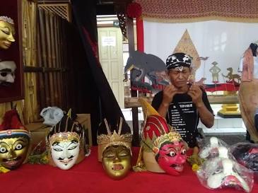 Perajin topeng tradisional Sanggar Warnowaskito di Desa Diro, Pendowoharjo, Kabupaten Bantul, Ki Supono