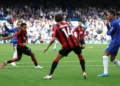 Pemain Chelsea berbaju biru menguasai bola saat menghadapi beberapa pemain Bournemouth berseragam merah-hitam di lapangan