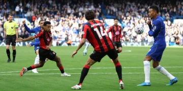 Pemain Chelsea berbaju biru menguasai bola saat menghadapi beberapa pemain Bournemouth berseragam merah-hitam di lapangan