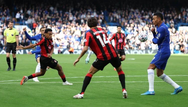 Pemain Chelsea berbaju biru menguasai bola saat menghadapi beberapa pemain Bournemouth berseragam merah-hitam di lapangan