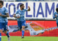 Para pemain Como 1907 mengenakan seragam biru di lapangan sepak bola.