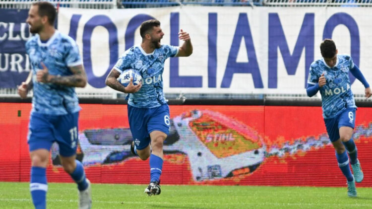 Para pemain Como 1907 mengenakan seragam biru di lapangan sepak bola.