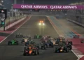 Sejumlah mobil Formula 1 berlomba di lintasan malam Lusail dengan papan sponsor Qatar Airways di atas trek.