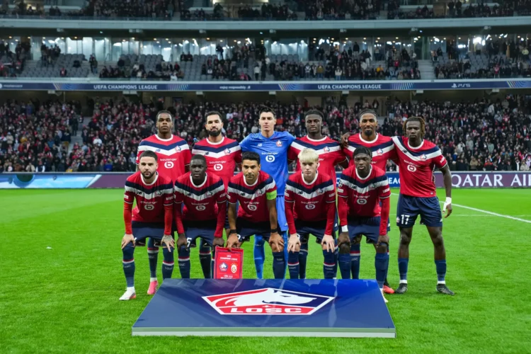 Sebelas pemain Lille mengenakan seragam merah dan biru berpose bersama di lapangan sebelum pertandingan Liga Champions.