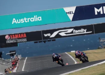Dua motor balap melaju di lintasan dengan papan bertuliskan Australia di atasnya.