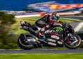 Pembalap Aprilia Racing Marco Bezzecchi mengendarai motor balap hitam saat melaju di lintasan.