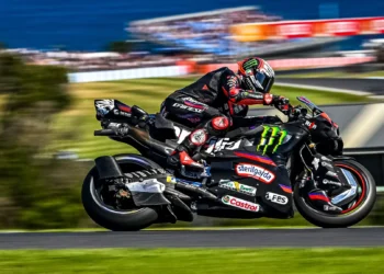 Pembalap Aprilia Racing Marco Bezzecchi mengendarai motor balap hitam saat melaju di lintasan.