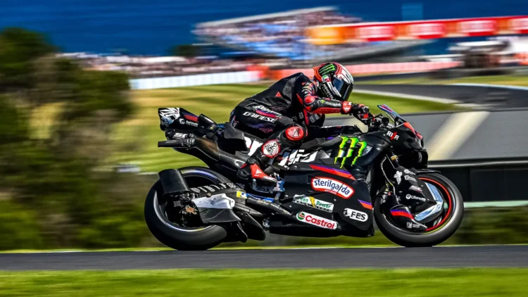 Pembalap Aprilia Racing Marco Bezzecchi mengendarai motor balap hitam saat melaju di lintasan.