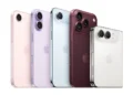 Lima ponsel berlogo Apple dalam berbagai warna ditampilkan dari sisi belakang