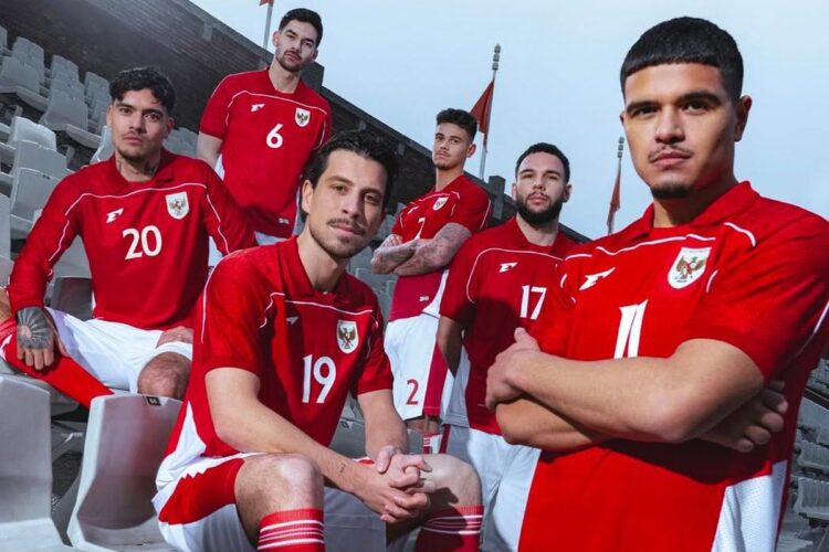 Lima pemain Timnas Indonesia mengenakan seragam merah berpose di tribun stadion.