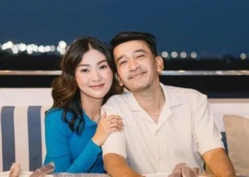 Ruben Onsu dan Sarwendah berpose bersama di tempat duduk berlatar suasana malam