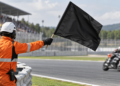 Ilustrasi bendera hitam di lintasan balap MotoGP