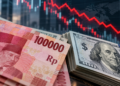 Ilustrasi uang rupiah dan dolar Amerika Serikat dengan grafik keuangan berwarna merah yang bergerak turun