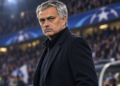 Ilustrasi Jose Mourinho di pinggir lapangan sepak bola