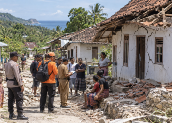 Ilustrasi warga dan petugas meninjau rumah rusak akibat gempa di Sumba Barat Daya