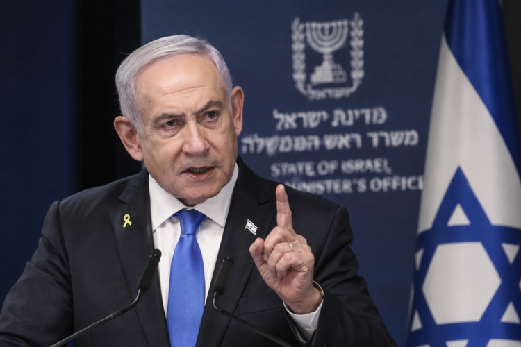 Ilustrasi Benjamin Netanyahu saat menyampaikan pernyataan di podium