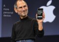 Ilustrasi karikatur Steve Jobs memegang iPhone generasi pertama