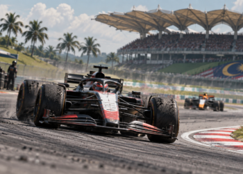 Ilustrasi mobil Formula 1 melaju di Sepang International Circuit
