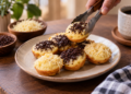 Kue cubit disajikan dengan topping meses cokelat dan keju