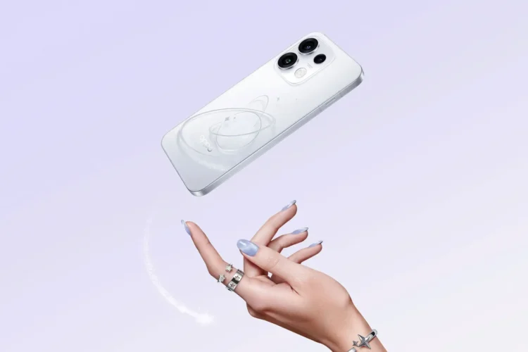 Ponsel OPPO berwarna putih terlihat dari sisi belakang dengan tiga kamera, ditampilkan di atas latar ungu muda dan tangan di bawahnya
