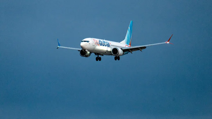 Pesawat flydubai sedang terbang