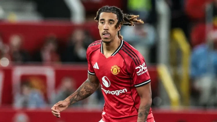 Leny Yoro bersama Manchester United