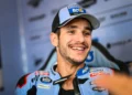 Pembalap Iker Lecuona mengenakan topi dan seragam BK8 Gresini Racing.