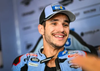 Pembalap Iker Lecuona mengenakan topi dan seragam BK8 Gresini Racing.