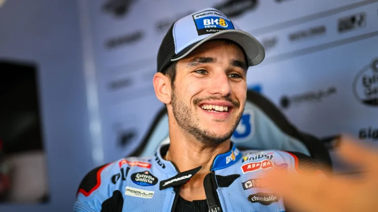 Pembalap Iker Lecuona mengenakan topi dan seragam BK8 Gresini Racing.
