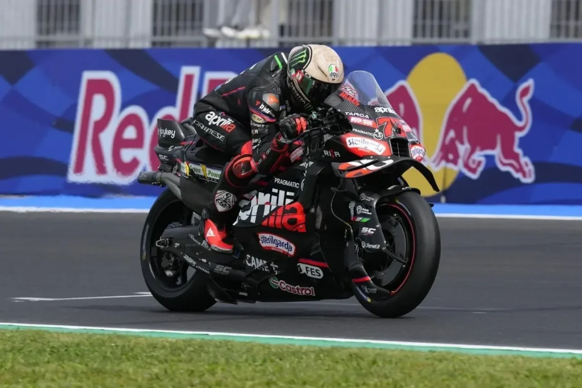 Marco Bezzecchi mengendarai Aprilia RS-GP di lintasan MotoGP
