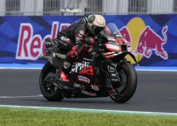 Marco Bezzecchi mengendarai Aprilia RS-GP di lintasan MotoGP