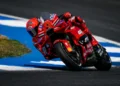Marc Marquez mengendarai motor Ducati merah bernomor 93 saat menikung di lintasan