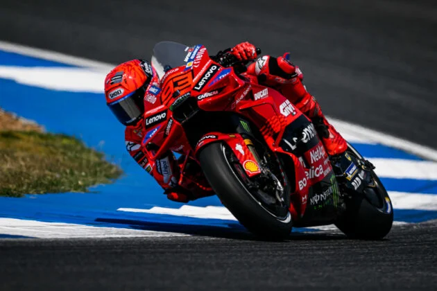 Marc Marquez mengendarai motor Ducati merah bernomor 93 saat menikung di lintasan