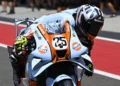 Raul Fernandez berada di atas motor Trackhouse Aprilia bernomor 25 dengan livery Gulf biru muda dan oranye