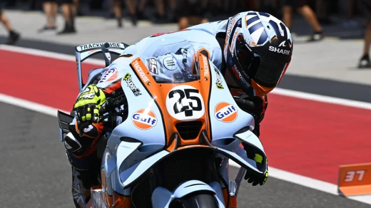 Raul Fernandez berada di atas motor Trackhouse Aprilia bernomor 25 dengan livery Gulf biru muda dan oranye